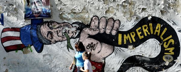 A woman and a girl walk in front of a graffiti of US Uncle Sam in Caracas on March 11, 2015 - Sputnik International