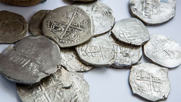 A trove of silver coins has reportedly been discovered by archaeologists at the construction site of a road which will link mainland Russia with Crimea - Sputnik International