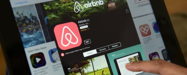 A woman browses the site of US home sharing giant Airbnb on a tablet in Berlin on April 28, 2016. A woman browses the site of US home sharing giant Airbnb on a tablet in Berlin on April 28, 2016. - Sputnik International