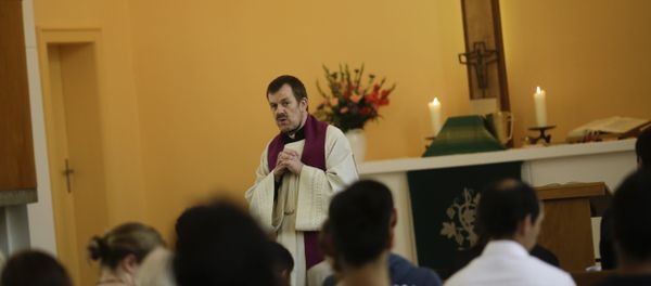 Pastor Gottfried Martens prays with people from Iran during a service to baptize them in the Trinity Church in Berlin (File) - Sputnik International