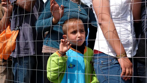 A boy queues for free food at a makeshift camp for migrants and refugees at the Greek-Macedonian border near the village of Idomeni, Greece, May 11, 2016. - Sputnik International
