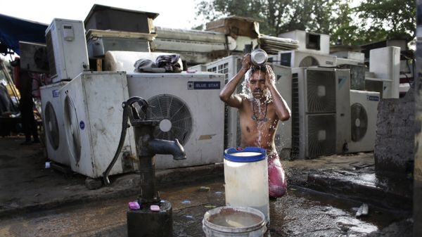 An Indian migrant daily wage worker baths at a public well pump on a hot morning in New Delhi, India, Tuesday, May 17, 2016 - Sputnik International