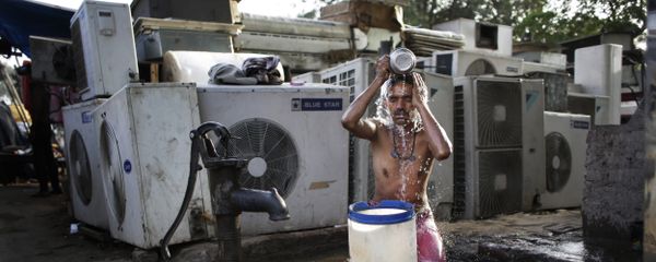 An Indian migrant daily wage worker baths at a public well pump on a hot morning in New Delhi, India, Tuesday, May 17, 2016 An Indian migrant daily wage worker baths at a public well pump on a hot morning in New Delhi, India, Tuesday, May 17, 2016 - Sputnik International