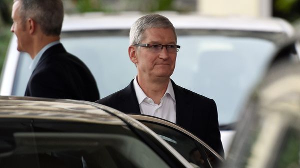 Apple chief executive Tim Cook (C) leaves the Taj Mahal Palace hotel in Mumbai on May 18, 2016 - Sputnik International