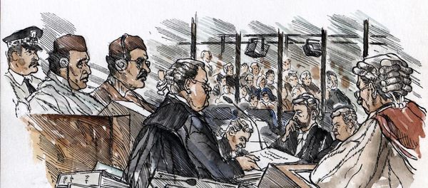 William Taylor (C), the lawyer of Libyan suspect Abdel Basset al-Megrahi (3rdL), flanked by suspect Lamen Khalifa Fhimah (2ndL), delivers his closing argument for the defence to the court presided by Lord Sutherland (R) at Camp Zeist, Netherlands, 11 January 2001. - Sputnik International