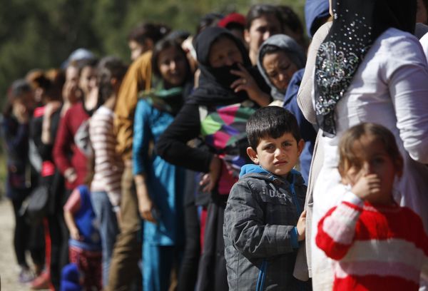 Migrants queue for food outside the registration and hospitality centre, known as hotspot, of the eastern Greek Island of Samos, on the Aegean Sea,Thursday, March 3, 2016. - Sputnik International