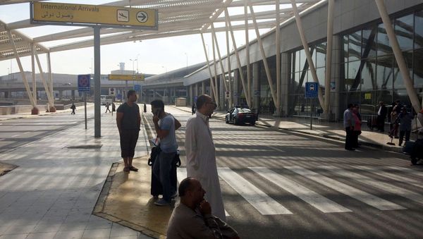 People wait outside the international arrivals terminal at Cairo Airport, Egypt May 19, 2016 - Sputnik International