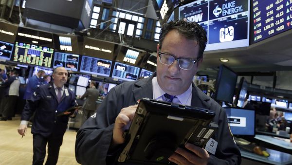 Trader Peter Costa, right, works on the floor of the New York Stock Exchange, Wednesday, May 4, 2016 - Sputnik International