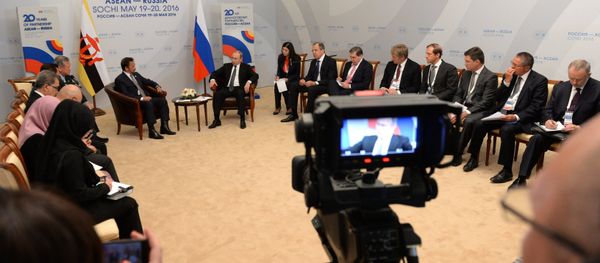 May 19, 2016. Russian President Vladimir Putin, right, and Sultan Hassanal Bolkiah of Brunei Darussalam at a bilateral meeting at the Radisson Blu Resort & Congress Centre in Sochi May 19, 2016. Russian President Vladimir Putin, right, and Sultan Hassanal Bolkiah of Brunei Darussalam at a bilateral meeting at the Radisson Blu Resort & Congress Centre in Sochi - Sputnik International