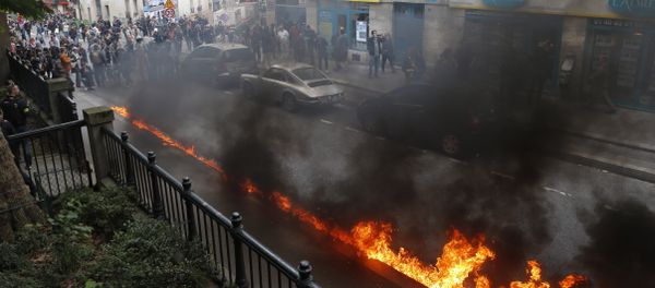 A line of flames runs down a street during clashes while police forces gather to denounce the almost daily violent clashes at protests against a labor reform, Wednesday, May 18, 2016 A line of flames runs down a street during clashes while police forces gather to denounce the almost daily violent clashes at protests against a labor reform, Wednesday, May 18, 2016 - Sputnik International