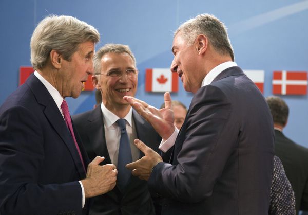 Montenegro's Prime Minister Milo Dukanovic, right, speaks with U.S. Secretary of State John Kerry, left, and NATO Secretary General Jens Stoltenberg, center, during a meeting of the North Atlantic Council at NATO headquarters in Brussels on Thursday, May 19, 2016 - Sputnik International