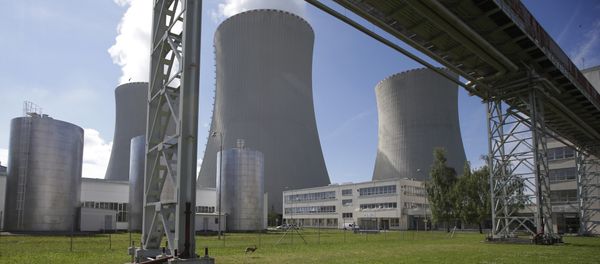 Smoke rises from cooling towers of the nuclear power plant Temelin near the town of Tyn nad Vltavou, Czech Republic (File) - Sputnik International