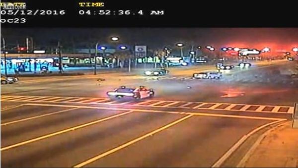 Cop Crashes While Crossing Intersection At 90 MPH - Sputnik International