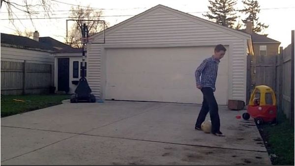 Teen Kicks soccer Ball Behind Him and Makes Basket - Sputnik International