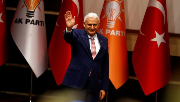 Binali Yildirim greets party members during a meeting in Ankara, Turkey, May 19, 2016 - Sputnik International