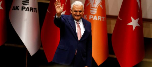 Binali Yildirim greets party members during a meeting in Ankara, Turkey, May 19, 2016 - Sputnik International