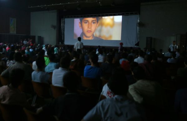 Palestinian families attending the screening of a movie during the opening of the Red Carpet cinema festival in Gaza City, on May 12, 2016. - Sputnik International