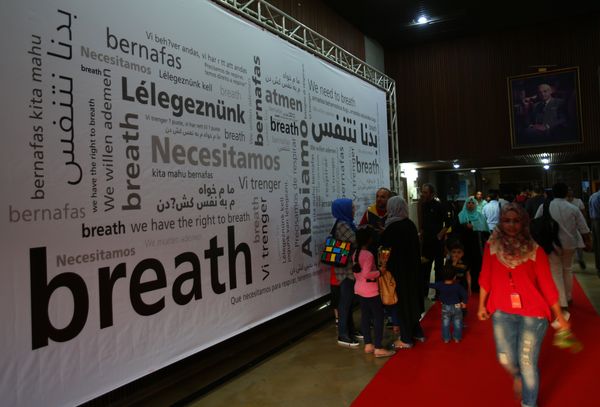 Palestinians arriving for the opening of the Red Carpet cinema festival in Gaza City, on May 12, 2016. - Sputnik International