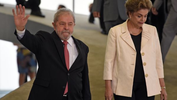 Former Brazilian president Luiz Inacio Lula da Silva (L) gestures next to Dilma Rousseff Former Brazilian president Luiz Inacio Lula da Silva (L) gestures next to Dilma Rousseff - Sputnik International
