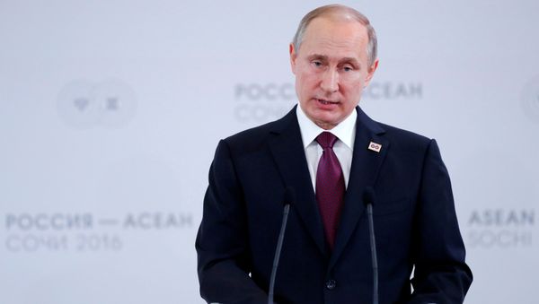 Russian President Vladimir Putin delivers a speech during a meeting with businessmen on the sidelines of the Russia-ASEAN summit in Sochi, Russia, May 20, 2016 - Sputnik International