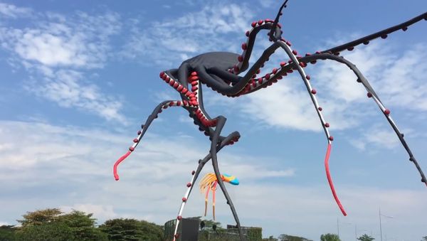 Giant octopus kite flying at Marina Barrage - Sputnik International