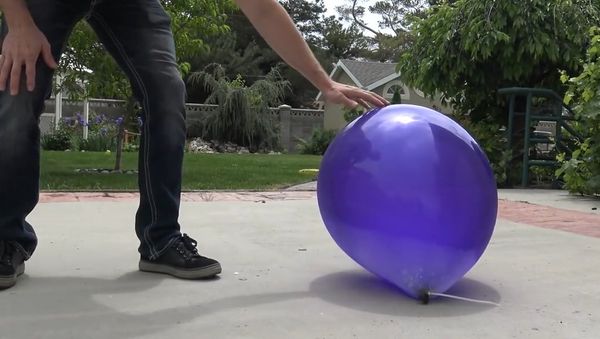 What happens if you fill a Balloon with Liquid Nitrogen? - Sputnik International