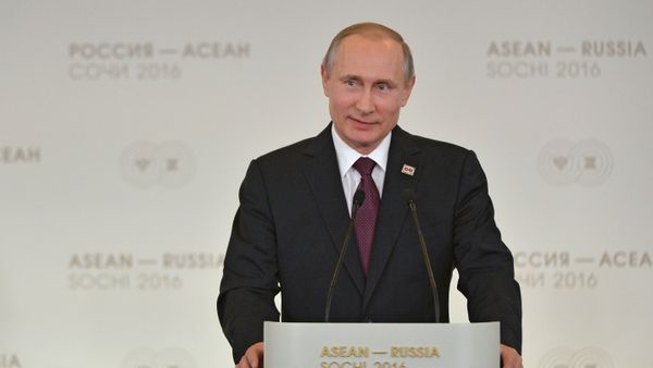 Russian President Vladimir Putin and Prime Minister of Laos Thongloun Sisoulith hold news conference following ASEAN-Russia Summit Russian President Vladimir Putin and Prime Minister of Laos Thongloun Sisoulith hold news conference following ASEAN-Russia Summit - Sputnik International