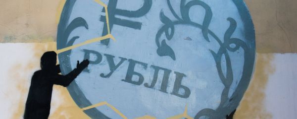 Russian currency ruble on a graffiti in St. Petersburg - Sputnik International