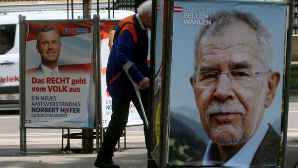 A man walks between election posters of Alexander Van der Bellen, candidate for presidential elections and former head of the Austrian Greens, right, and Norbert Hofer, candidate for presidential elections of Austria's right-wing Freedom Party, FPOE, left, in Vienna, Austria A man walks between election posters of Alexander Van der Bellen, candidate for presidential elections and former head of the Austrian Greens, right, and Norbert Hofer, candidate for presidential elections of Austria's right-wing Freedom Party, FPOE, left, in Vienna, Austria - Sputnik International