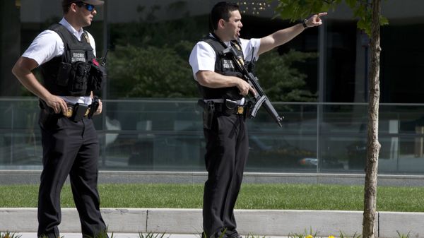Secret Service Police Officers tell pedestrians to get back on State Place Northwest near the White House in Washington, Friday, May 20, 2016, after the White House was placed on a security alert after a shooting on a street outside. - Sputnik International