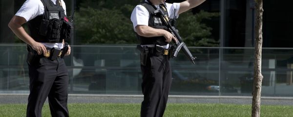 Secret Service Police Officers tell pedestrians to get back on State Place Northwest near the White House in Washington, Friday, May 20, 2016, after the White House was placed on a security alert after a shooting on a street outside. Secret Service Police Officers tell pedestrians to get back on State Place Northwest near the White House in Washington, Friday, May 20, 2016, after the White House was placed on a security alert after a shooting on a street outside. - Sputnik International
