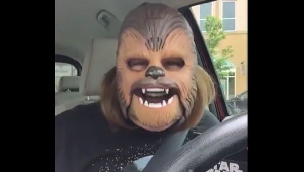 Chewbacca Mask Makes This Woman’s Day - Sputnik International