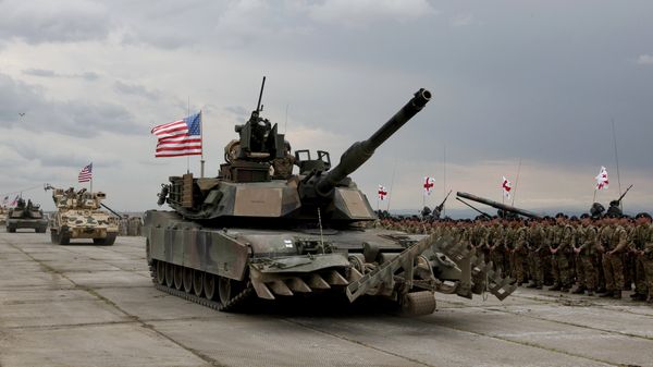 U.S servicemen drive their armored vehicles at the opening ceremony of U.S, British and Georgian troops joint military exercises at the Vaziani military base outside Tbilisi, Georgia, Wednesday, May 11, 2016. - Sputnik International