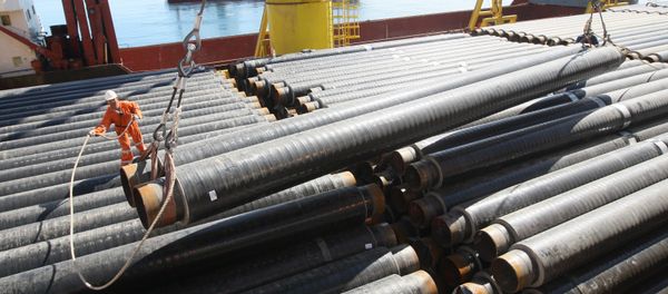Placing gas pipes on the deck pipelayer Placing gas pipes on the deck pipelayer - Sputnik International