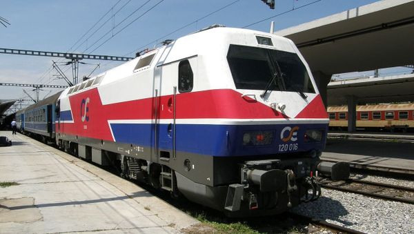 Siemens-Henschel HellasSprinter electric locomotive 120-016 of OSE enters Thessaloniki New Passenger Station - Sputnik International