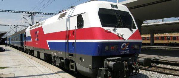 Siemens-Henschel HellasSprinter electric locomotive 120-016 of OSE enters Thessaloniki New Passenger Station - Sputnik International