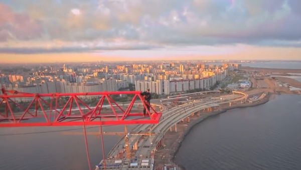 Russia: See base jumpers fly from 120-metre crane in St. Petersburg - Sputnik International