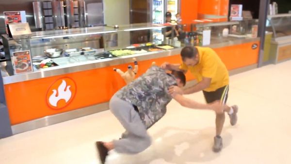 Fighting Kebab Shop Owner for Free Kebab - Sputnik International