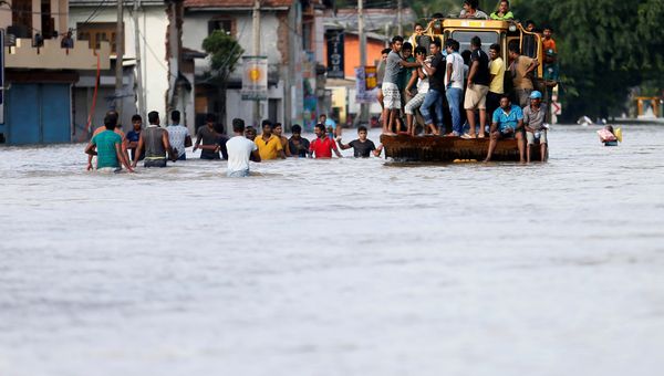 People travel on a front loader as they drive through a flooded road in Biyagama, Sri Lanka May 20, 2016. People travel on a front loader as they drive through a flooded road in Biyagama, Sri Lanka May 20, 2016. - Sputnik International