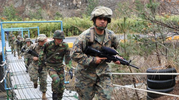 US and South Korean marines cross a bridge during mountain warfare drills in Pohang, about 370 km (230 miles) southeast of Seoul - Sputnik International