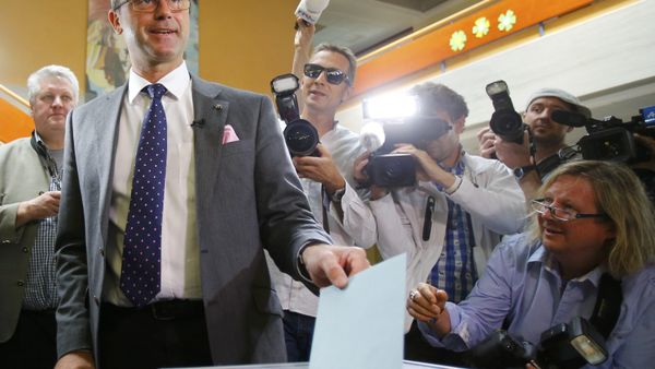 Presidential candidate Norbert Hofer of the Austrian Freedom Party (FPOe) poses as he casts his ballot at the polling station in his hometown Pinkafeld, Austria, May 22, 2016. - Sputnik International