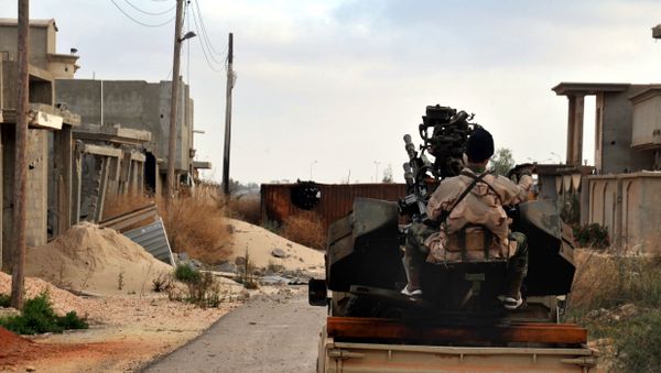 Man loyal to the Libyan armed forces prepares himself for clashes with Islamic State group militants in Libya. (File) - Sputnik International
