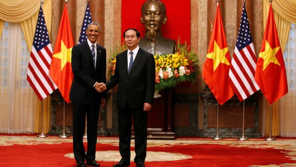 U.S. President Barack Obama shakes hands with Vietnam's President Tran Dai Quang after an arrival ceremony at the presidential palace in Hanoi, Vietnam May 23, 2016. - Sputnik International