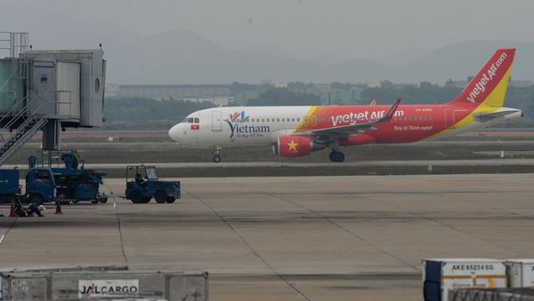 A VietJet Air plane taxies on Hanoi's Noi Bai International airport - Sputnik International