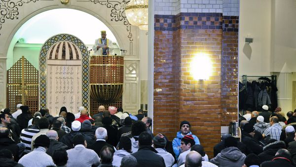 Imam Ben Mahmoud Rahman (back-C) speaks during Friday prayers at Stockholm's largest mosque (file) Imam Ben Mahmoud Rahman (back-C) speaks during Friday prayers at Stockholm's largest mosque (file) - Sputnik International