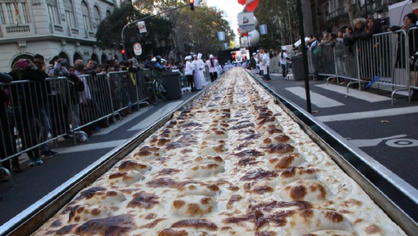 Giant pastry made in Argentina to raise funds for Down Syndrome Giant pastry made in Argentina to raise funds for Down Syndrome - Sputnik International