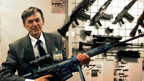 Victor Kalashnikov, the son of Russian Mikhail Kalashnikov, the inventor of the famous assault rifle, shows off a model of his own pistol machinegun, the Bizon-2, which is to equip Russia's police force Victor Kalashnikov, the son of Russian Mikhail Kalashnikov, the inventor of the famous assault rifle, shows off a model of his own pistol machinegun, the Bizon-2, which is to equip Russia's police force - Sputnik International