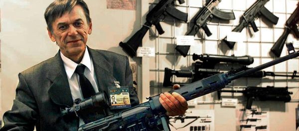 Victor Kalashnikov, the son of Russian Mikhail Kalashnikov, the inventor of the famous assault rifle, shows off a model of his own pistol machinegun, the Bizon-2, which is to equip Russia's police force - Sputnik International