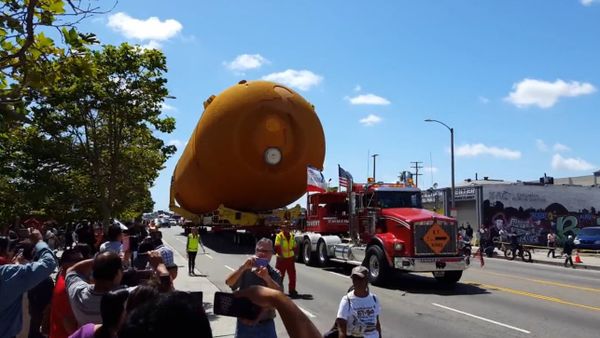 Massive Shuttle Fuel Tank Glides Up LA Streets - Sputnik International