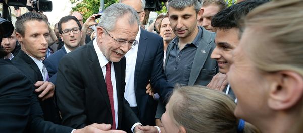 The green candidate for Austrian Presidency Alexander Van der Bellen greets well wishers as he arrives to address a Press conference after wining the election in Vienna, Austria on May 23, 2016 The green candidate for Austrian Presidency Alexander Van der Bellen greets well wishers as he arrives to address a Press conference after wining the election in Vienna, Austria on May 23, 2016 - Sputnik International